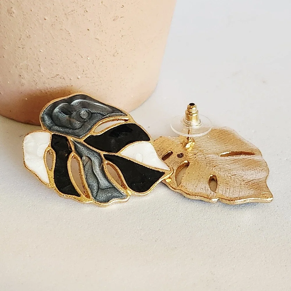 Monstera Leaf Stud Earrings Black White Grey Marbled Enamel Gold Tone‎ Tropical